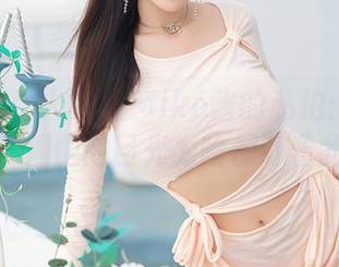 Xiuren秀人网 - Miko酱的私拍：皮衣套图，周围的目光为啥都盯着我？