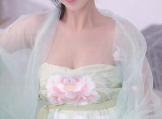 Xiuren秀人网 - 雨夕cy裸足写真，网盘里得小心翼翼保存啊！