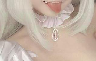 在神社里，佳佳好难啊变身巫女，随手一拍的“套图”，竟然都想去当敬拜者了吧？