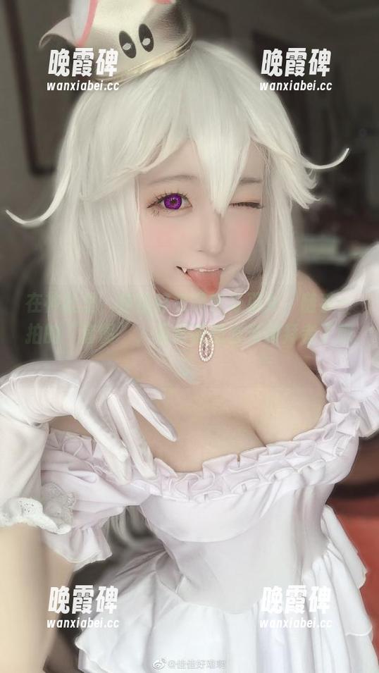 在神社里，佳佳好难啊变身巫女，随手一拍的“套图”，竟然都想去当敬拜者了吧？