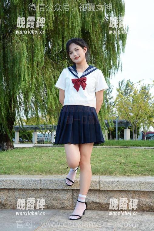 初夏女神 - 私拍如同双双的巧克力JK套图，甜而不腻，舔一口就停不下来！