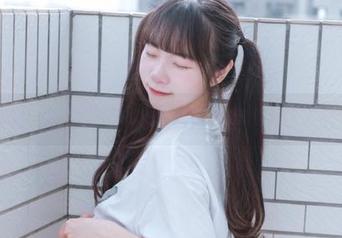 看！可可小白兔的女友无圣光，图片背景比人还丰富呢