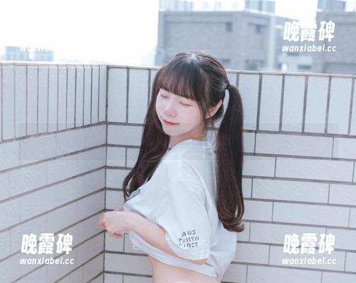 看！可可小白兔的女友无圣光，图片背景比人还丰富呢