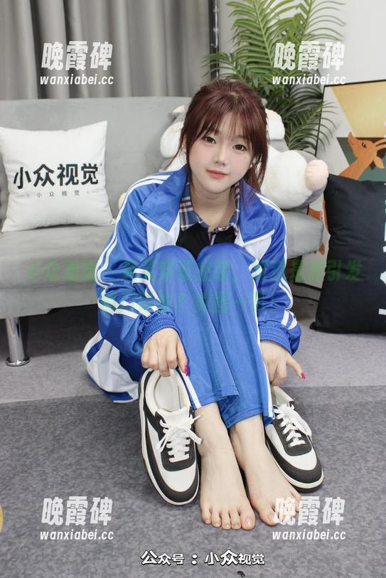 小众视觉 - 灵灵穿职业装，难道是想引发部门讨论？美图一览！