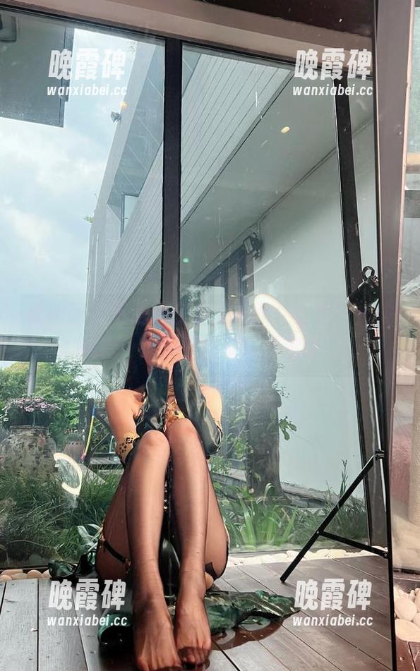 微密圈 - 下载小玉吃果冻女仆全集，长按几秒，这里有些快乐的意外。