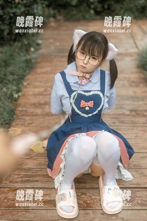 在泳池边，幼水铃衣的cos红颜，咕噜咕噜的美图果然水灵灵～