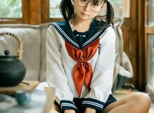 幼水铃衣和秋月爱莉的网盘写真，恰好能引起一些小小的“争执”。