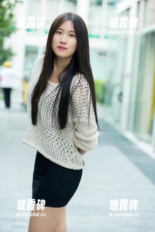 推女郎-林清儿 推女郎 - 林清儿职业装写真合集:认真工作,偶尔还不忘吃个零食!