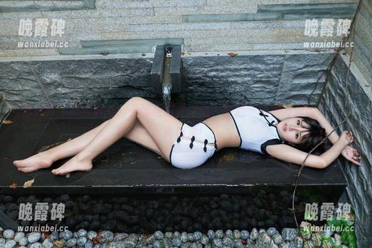 推女郎 - 原图讲述：王馨瑶泳装之旅，精选一场和海浪的约会，真刺激！