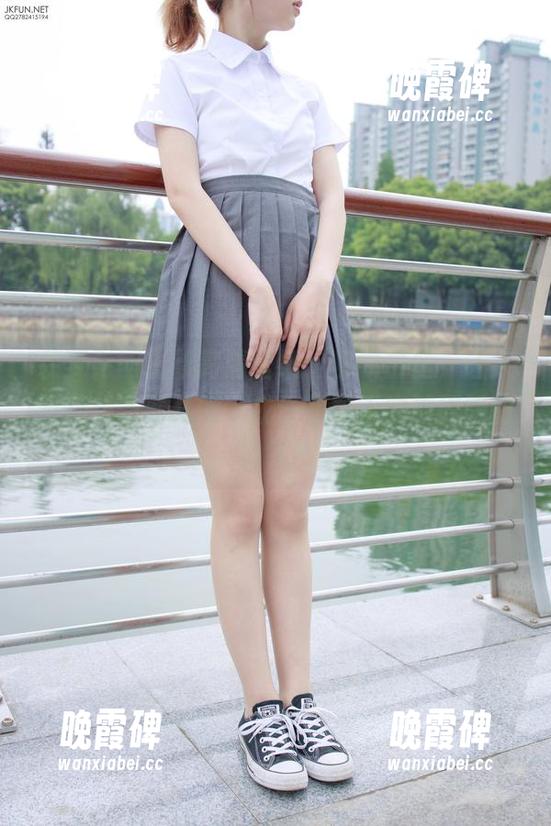 森萝财团最新高清壁纸：粉衣白丝，让人不禁想多看几眼，或许是敢于突破界限的勇气？