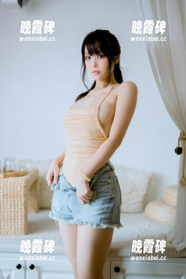 进击！汪知子穿的㭴野泳装会让你把墙壁变成了一个大壁纸广告