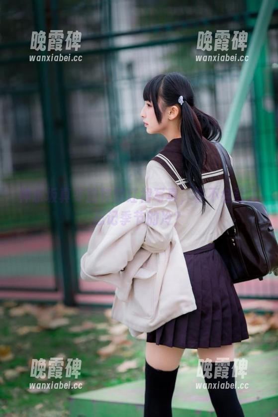 神乐坂真冬独特的红裙写真，会不会让人忘记季节的冷？