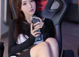 秀人网 - 伊小七MoMo日常小记，私房原图在阳台上开了一场音乐会，不小心引来麻雀