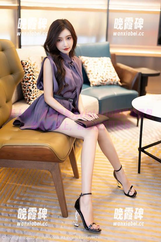 秀人网 - 决定把果儿victoria的学妹图包放在书桌上，精选得不可抛弃