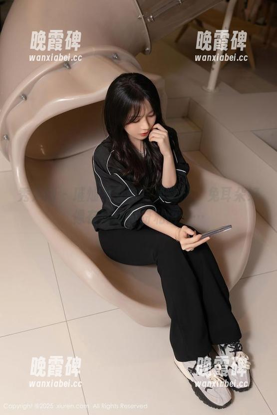 秀人网-璀灿 秀人网 - 璀灿兔女郎写真之旅,兔耳朵好像在耳边窃窃私语……