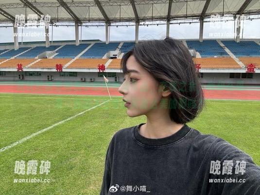 花钱就能看到舞小喵的美脚作品，在线之余，我却在思考，我的人生也能买那么美的脚吗？