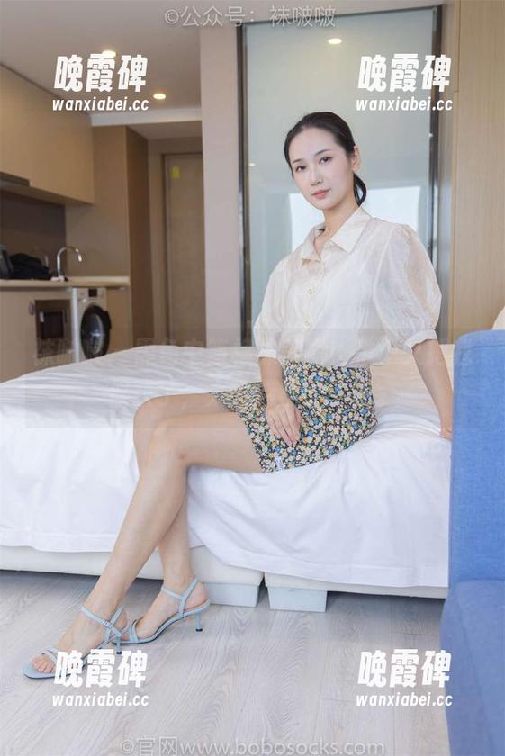袜啵啵 - 黑色中筒棉袜美图，稚予又把我俘获了，太会选袜子了吧。