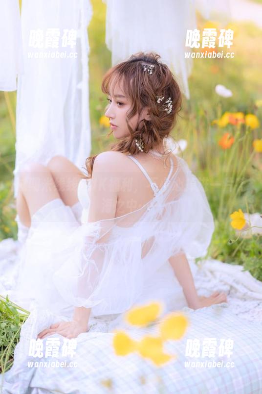 过期米线线 过期米线线的JK福利,不小心掉进一片花海之中……