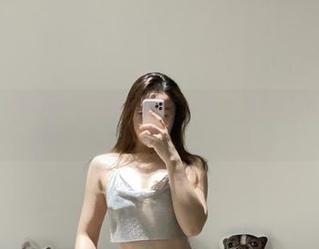 微密圈 - 短裙原图，铁锤姐姐就像个超模，一不小心被自拍影响到了！