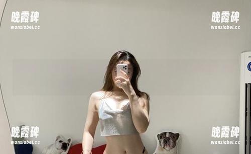 微密圈 - 短裙原图，铁锤姐姐就像个超模，一不小心被自拍影响到了！