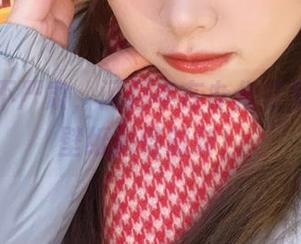 一点都不严肃，闪月半在办公室里的高清壁纸搞怪时刻！
