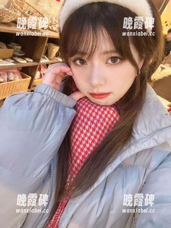 一点都不严肃，闪月半在办公室里的高清壁纸搞怪时刻！