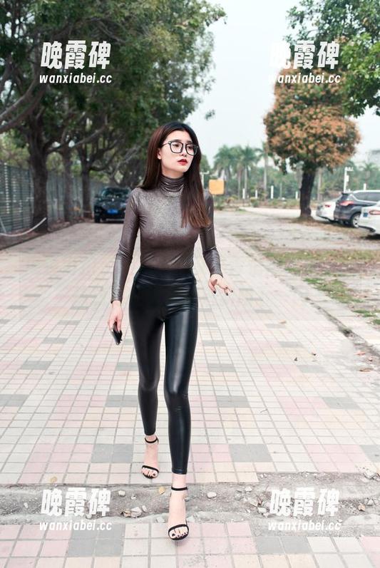 魔镜街拍-艾小青 魔镜街拍 - 图片里的艾小青悄声走过,一抹旗袍在街头错落斜阳下一闪