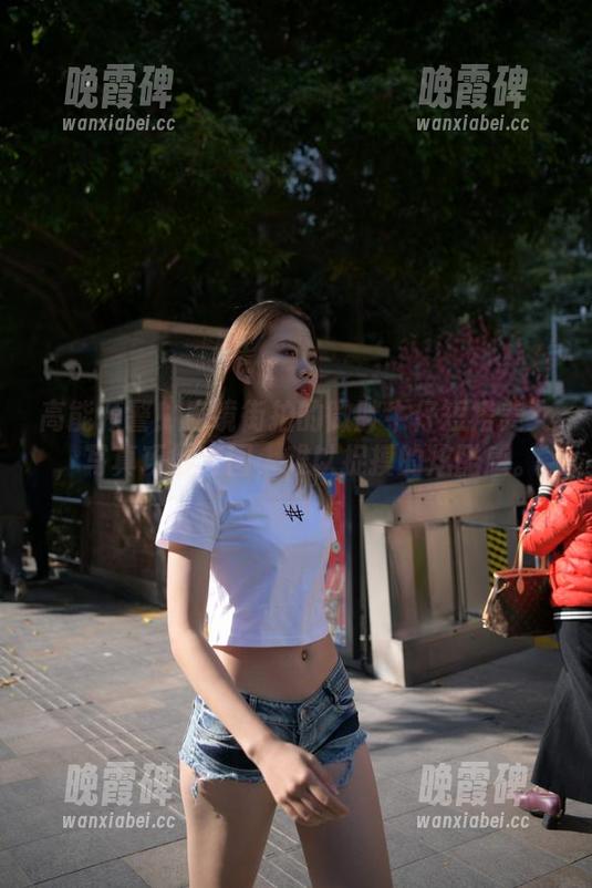 魔镜街拍 高能预警!魔镜街拍的微胖牛仔短裙美女,写真巧妙套图,难以捉摸的炫酷感。