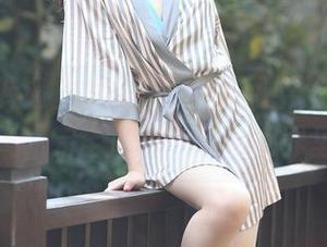 当紧身裤遇上街拍，魔镜街拍带你看女神合集，完全活在色彩的世界里。