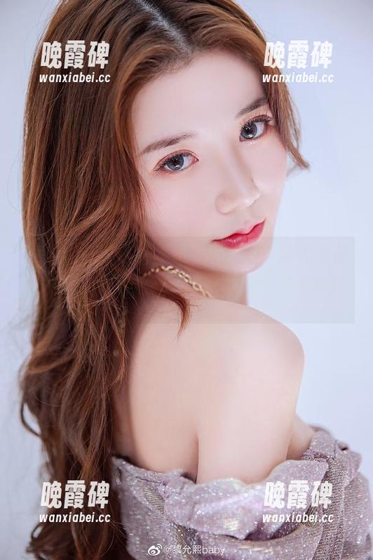 微密圈 - 当你以为是乖乖学妹，结果是黎允熙baby的反差。图片里的世界很微妙。